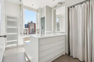 luxury apartment 4 Rooms for sale on PARIS (75017)