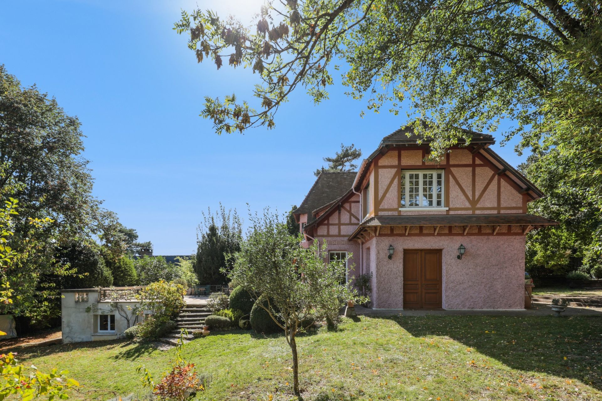 luxury house 10 Rooms for sale on LA CELLE ST CLOUD (78170)