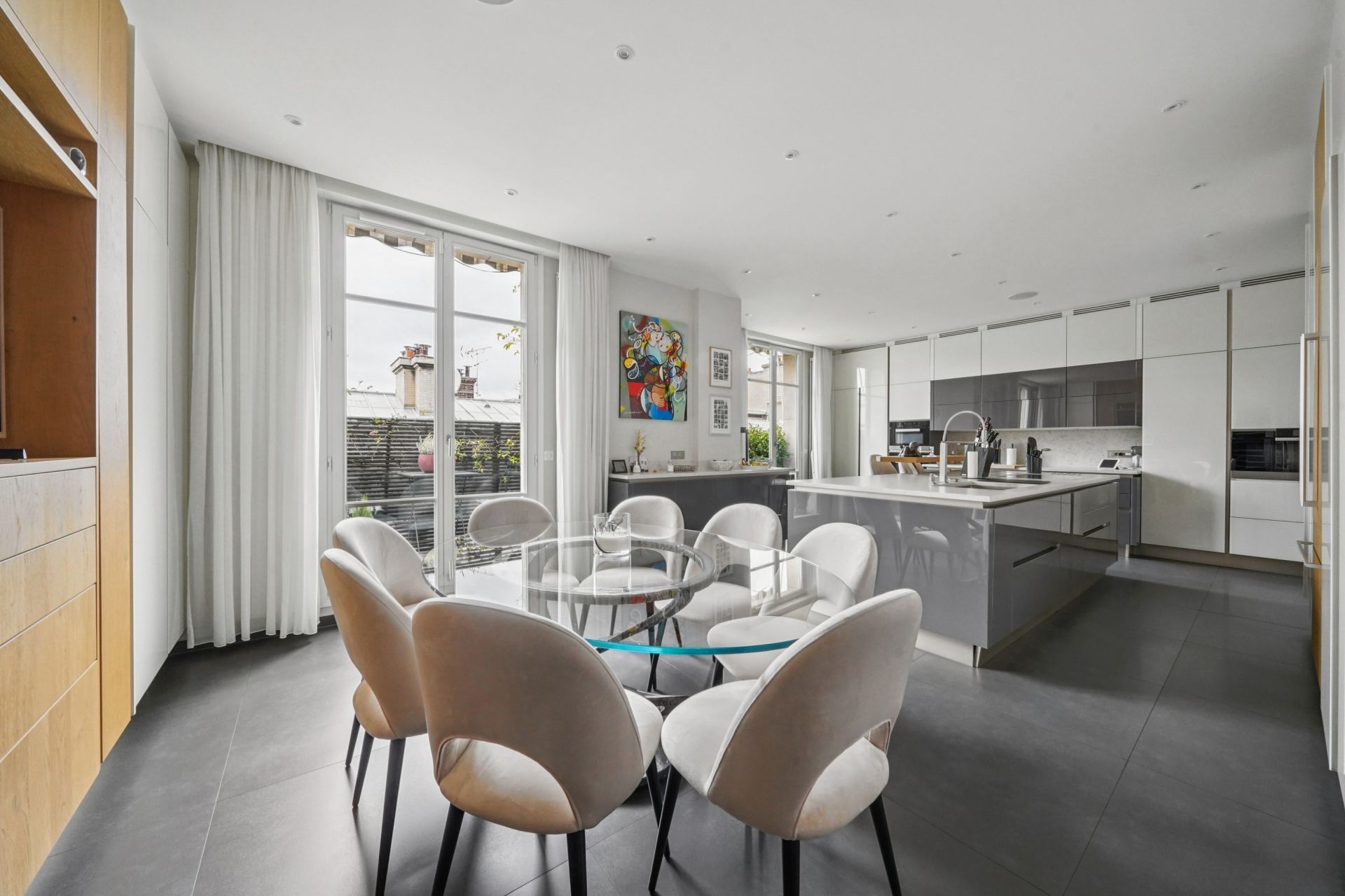 luxury apartment 7 Rooms for sale on PARIS (75116)