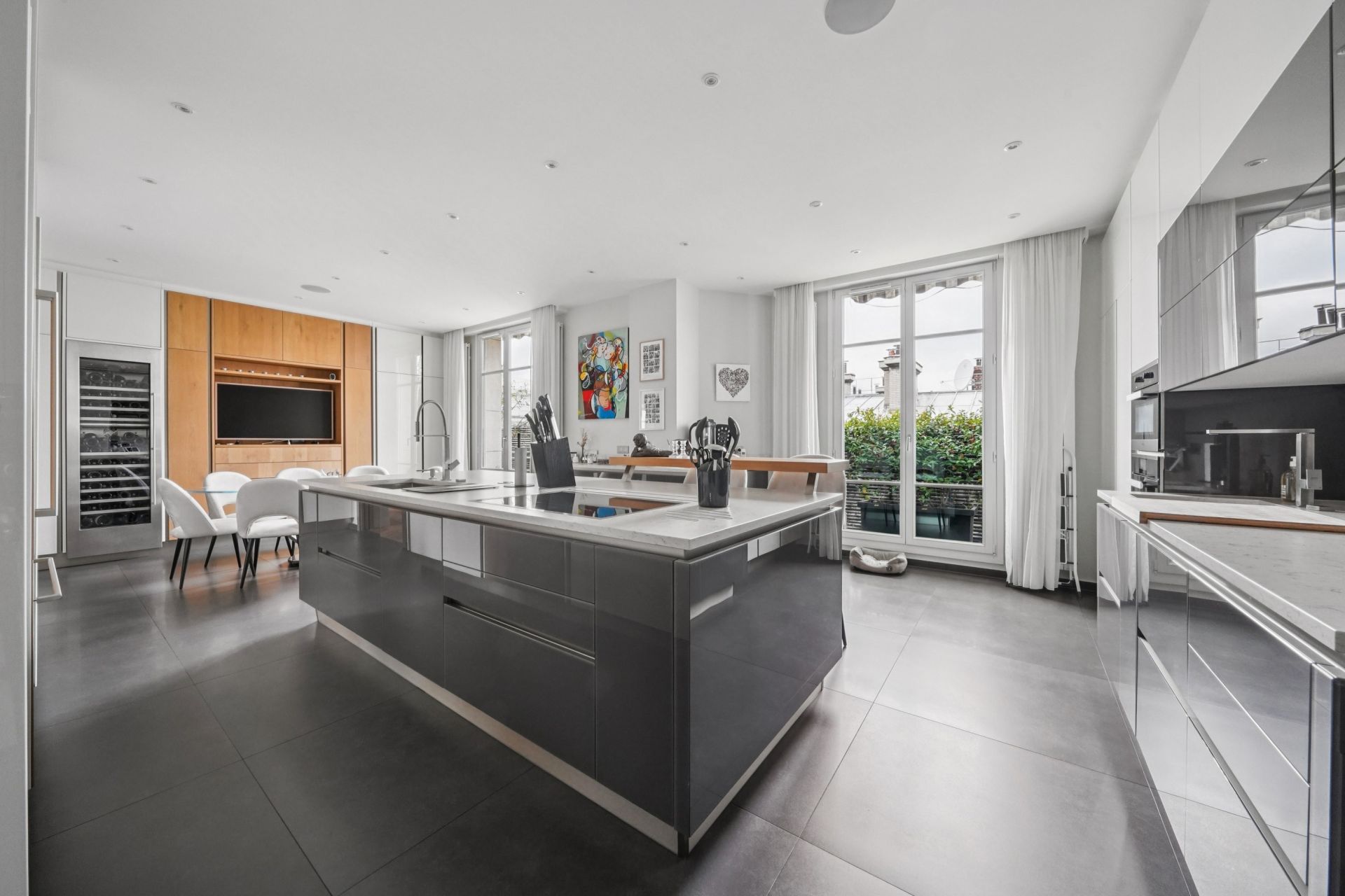 luxury apartment 7 Rooms for sale on PARIS (75116)