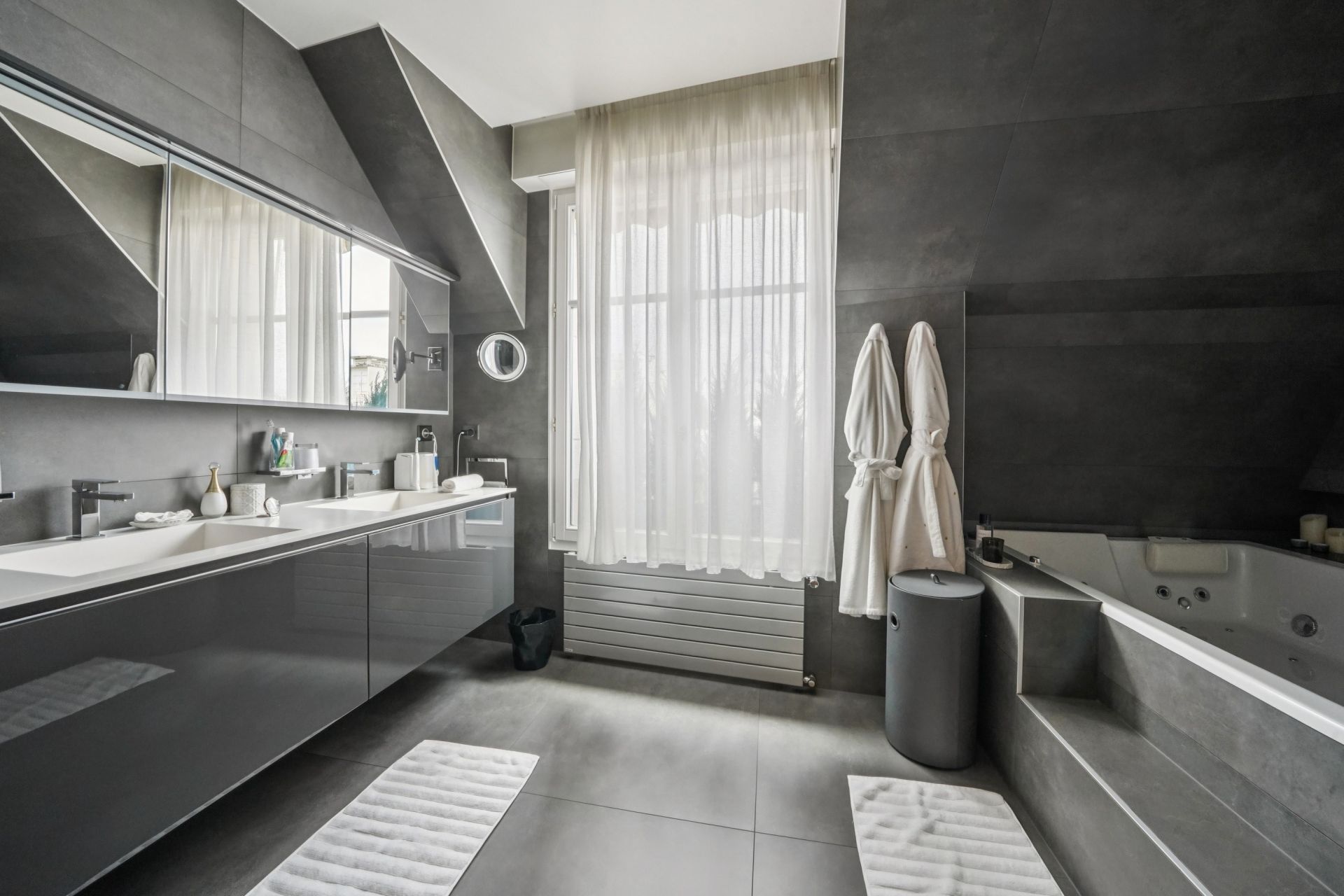 luxury apartment 7 Rooms for sale on PARIS (75116)