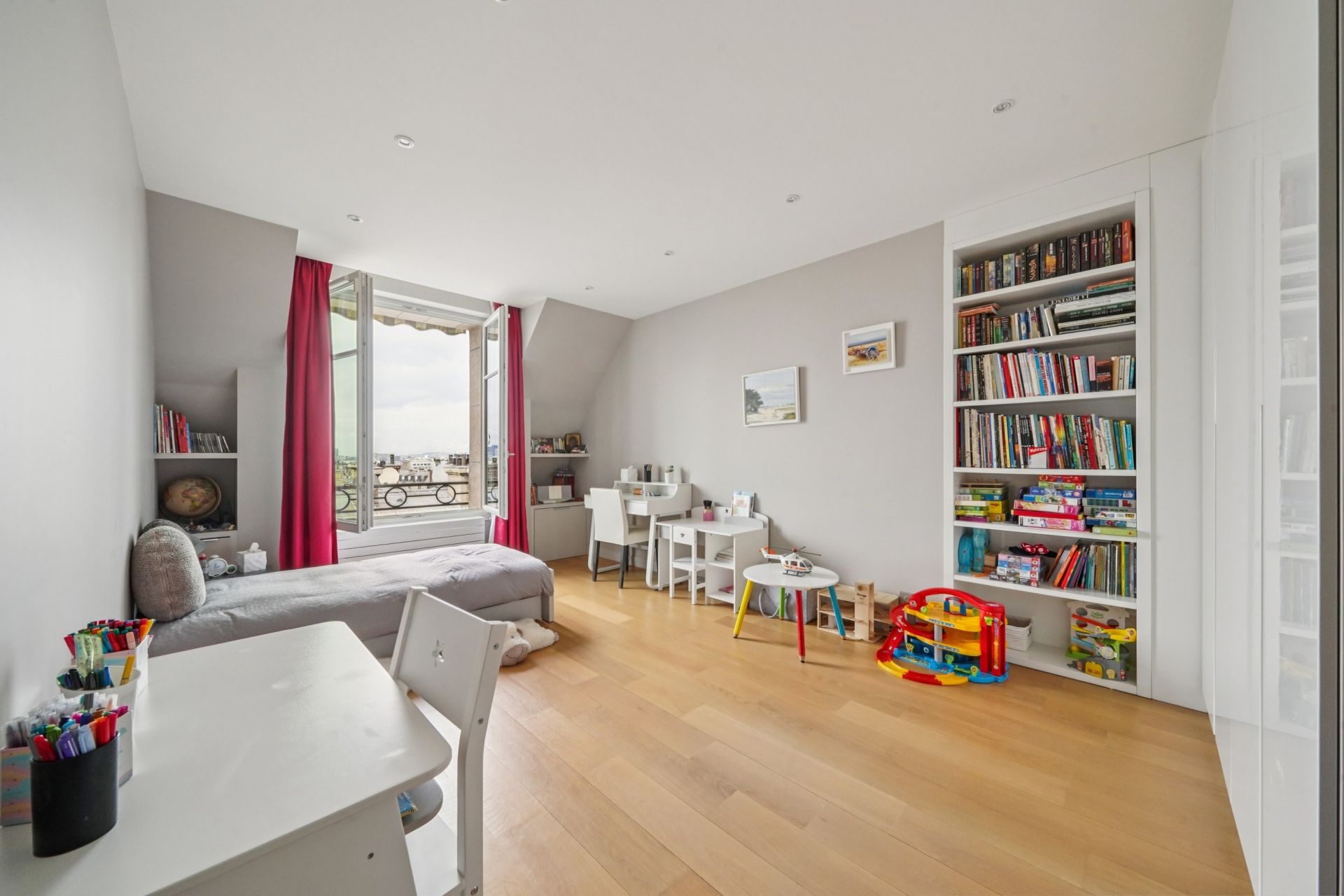 luxury apartment 7 Rooms for sale on PARIS (75116)