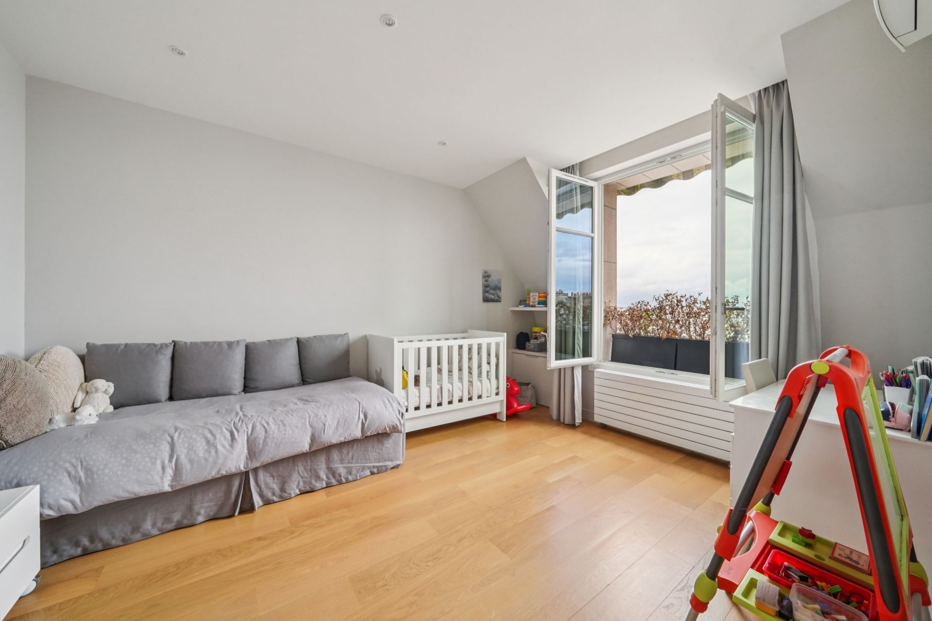 luxury apartment 7 Rooms for sale on PARIS (75116)