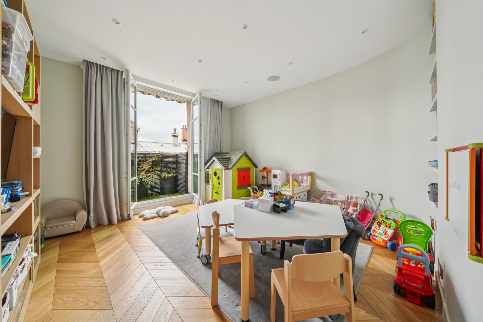 luxury apartment 7 Rooms for sale on PARIS (75116)