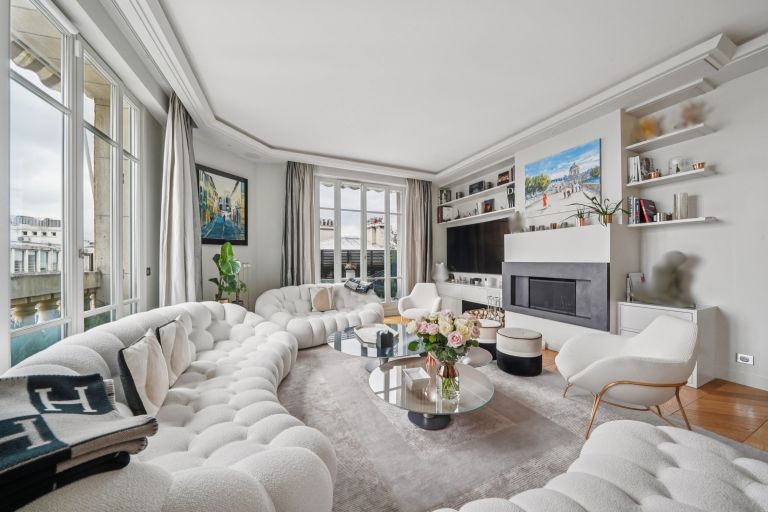 luxury apartment 7 Rooms for sale on PARIS (75116)