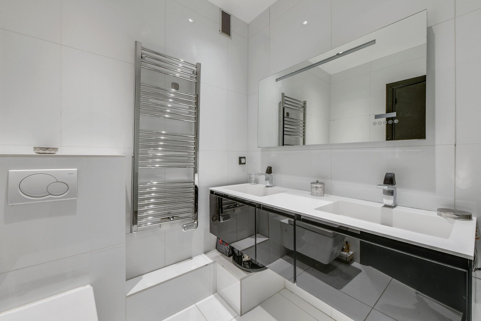 luxury apartment 5 Rooms for sale on PARIS (75016)