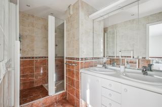 luxury apartment 6 Rooms for sale on PARIS (75020)