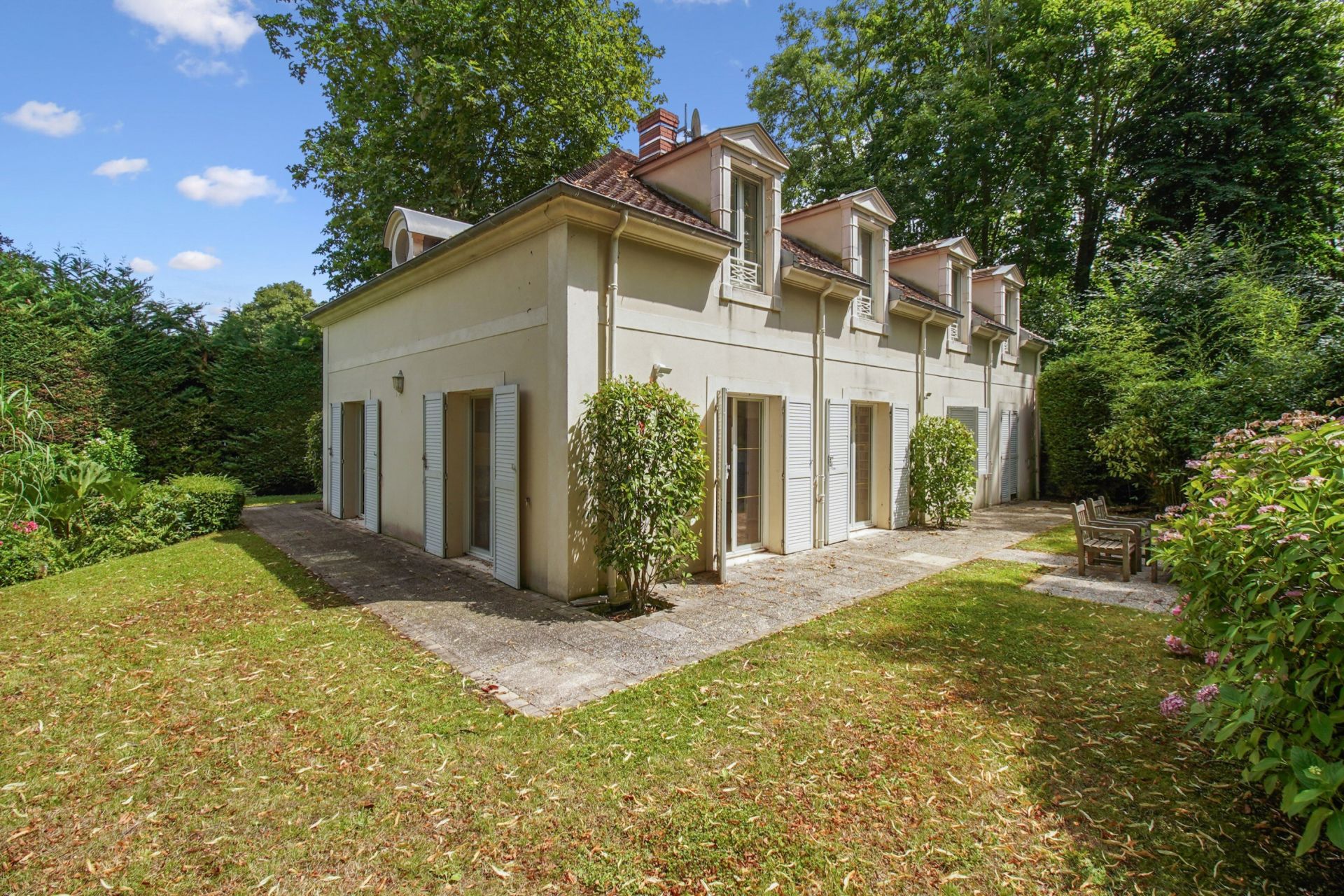 luxury house 7 Rooms for sale on MONTFORT L AMAURY (78490)