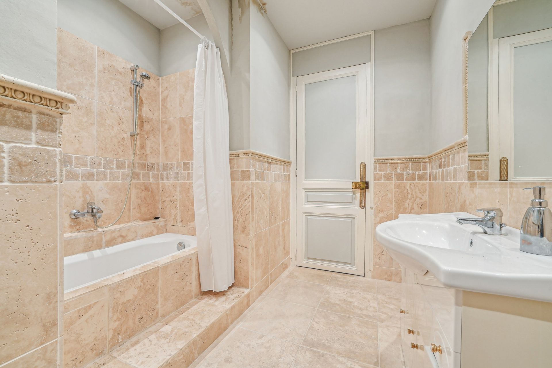 luxury apartment 5 Rooms for sale on PARIS (75008)