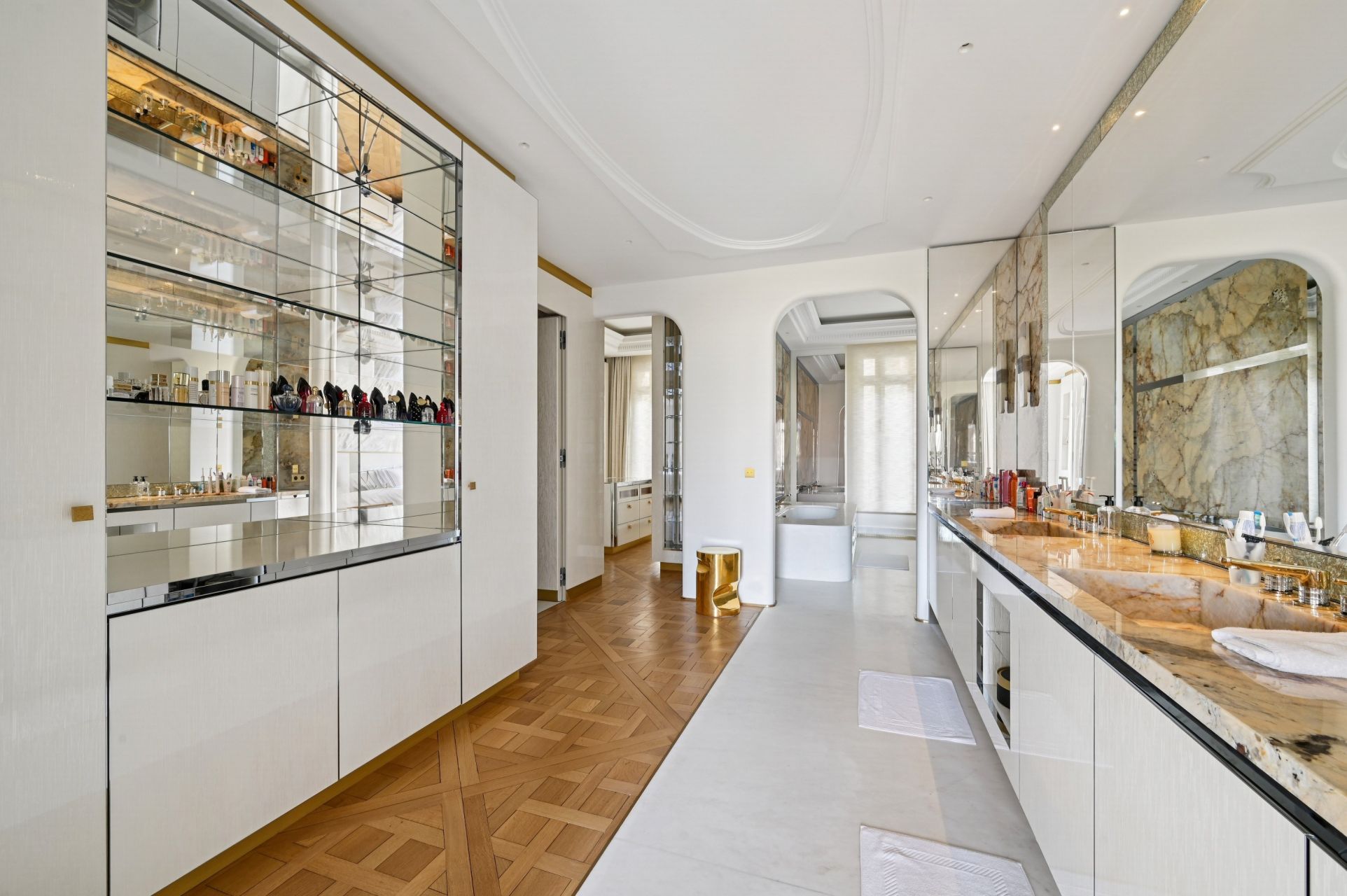 luxury apartment 7 Rooms for sale on PARIS (75116)