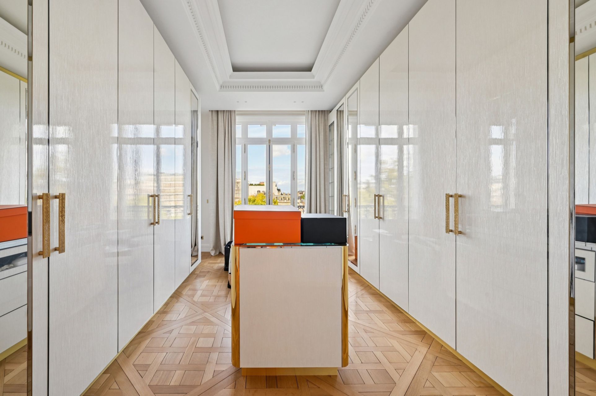 luxury apartment 7 Rooms for sale on PARIS (75116)