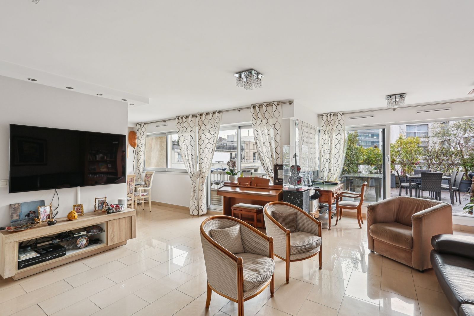 luxury apartment 6 Rooms for sale on NEUILLY SUR SEINE (92200)