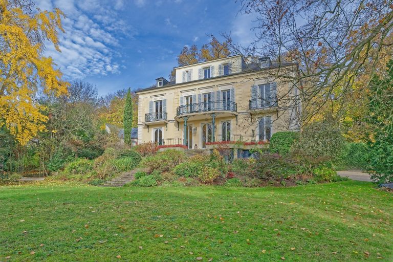 luxury house 9 Rooms for sale on VILLE D AVRAY (92410)