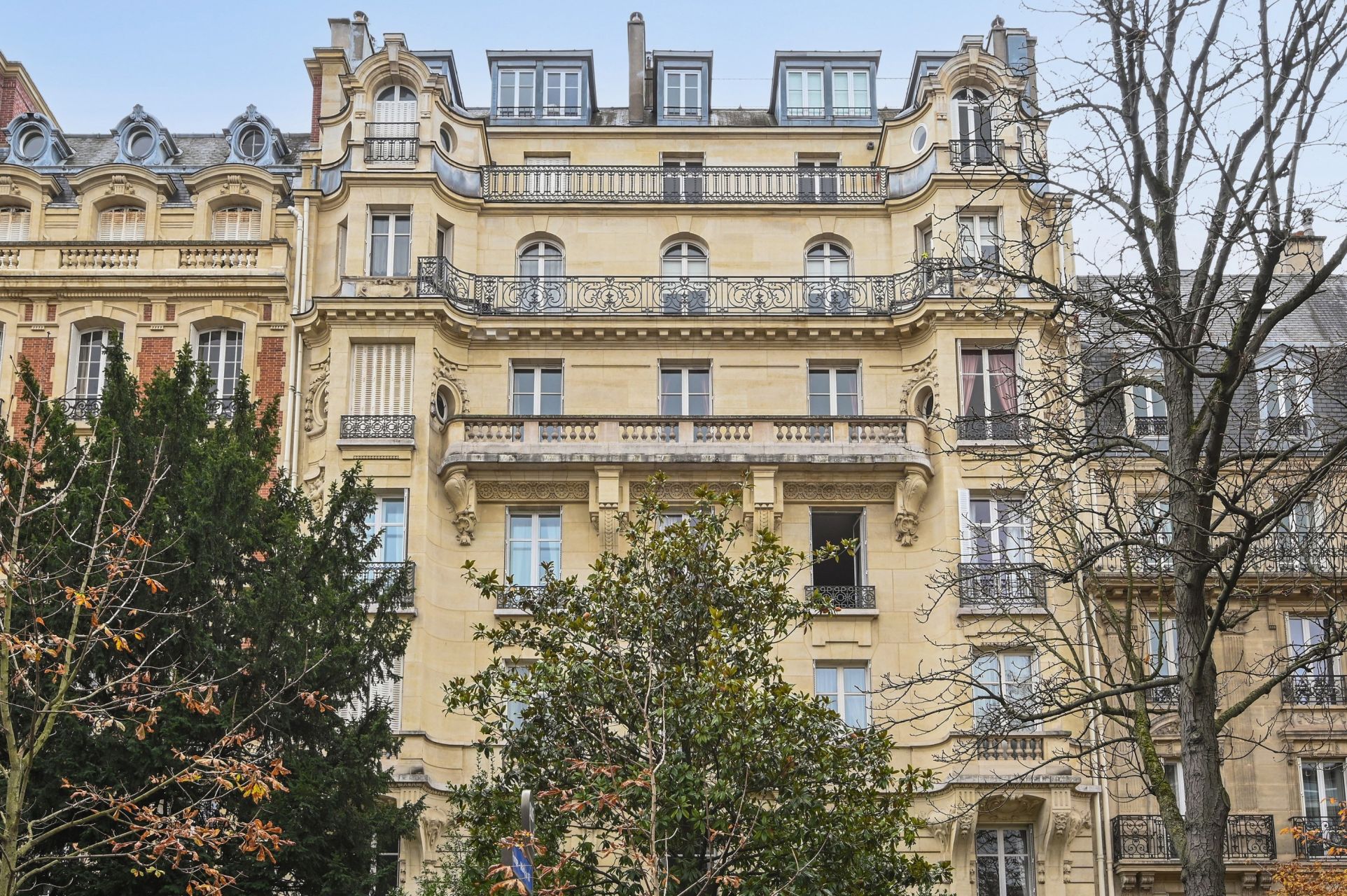 luxury apartment 7 Rooms for sale on PARIS (75116)
