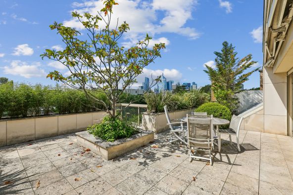 Sale Luxury apartment Neuilly-sur-Seine 5&nbsp;Rooms 209&nbsp;m²