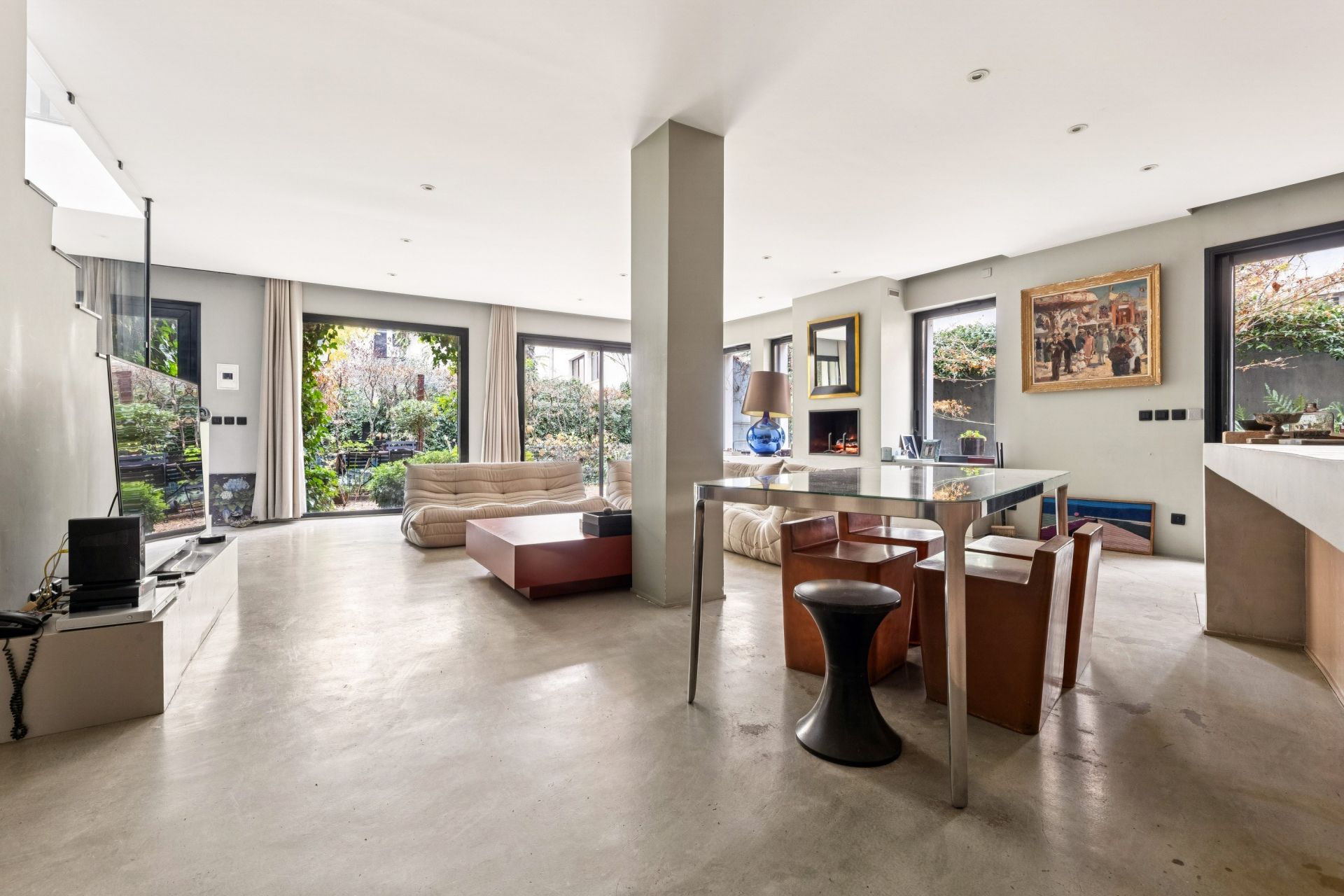 luxury house 5 Rooms for sale on PARIS (75020)