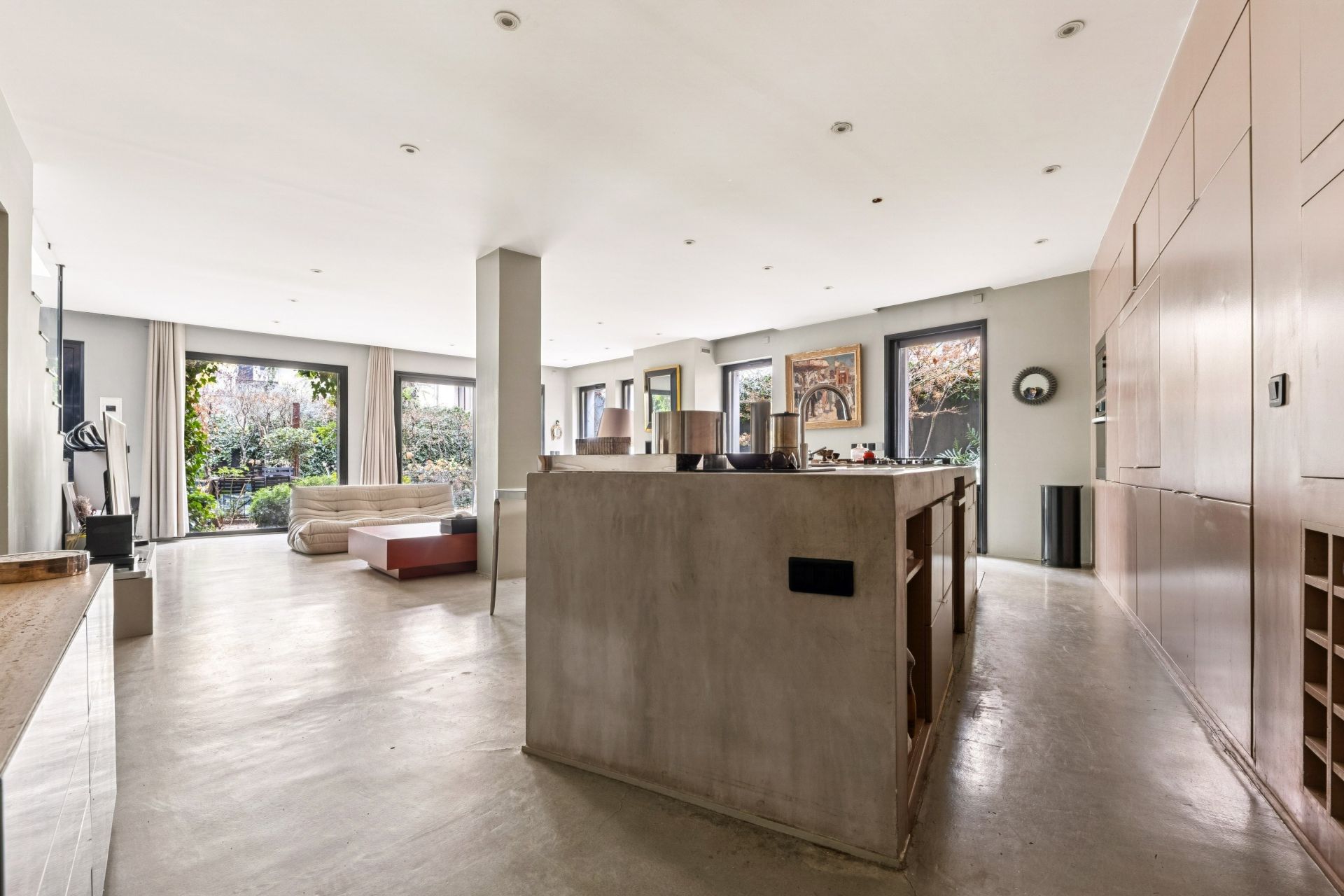 luxury house 5 Rooms for sale on PARIS (75020)