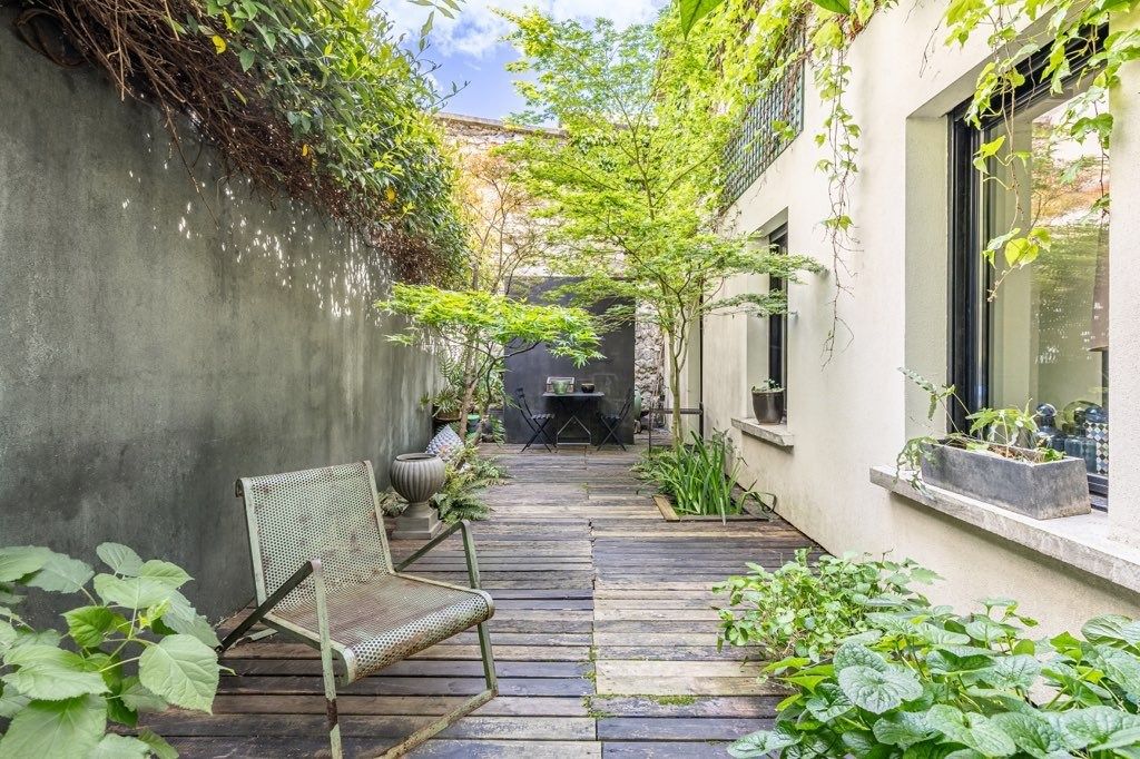 luxury house 5 Rooms for sale on PARIS (75020)