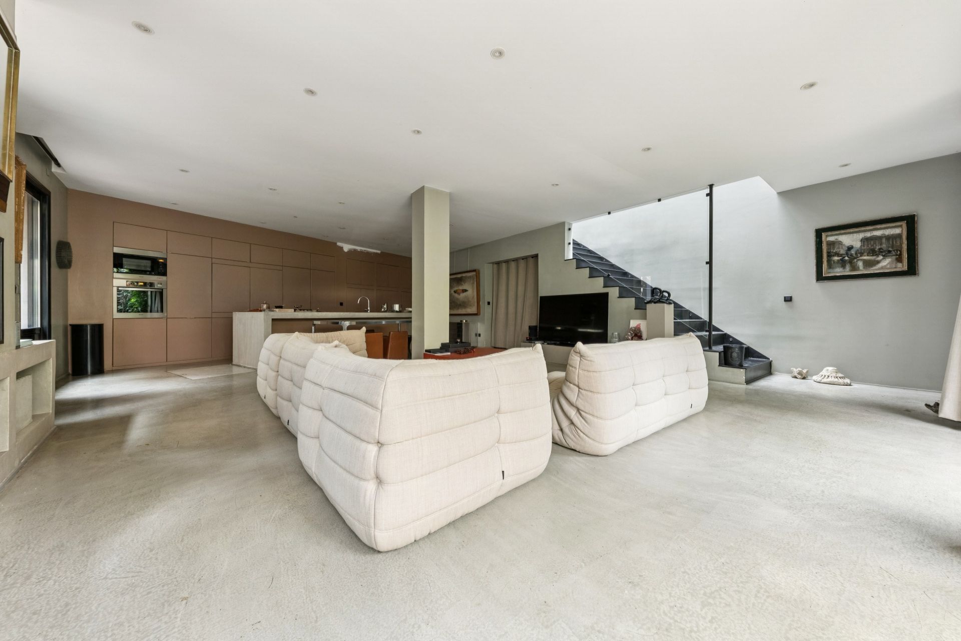 luxury house 5 Rooms for sale on PARIS (75020)