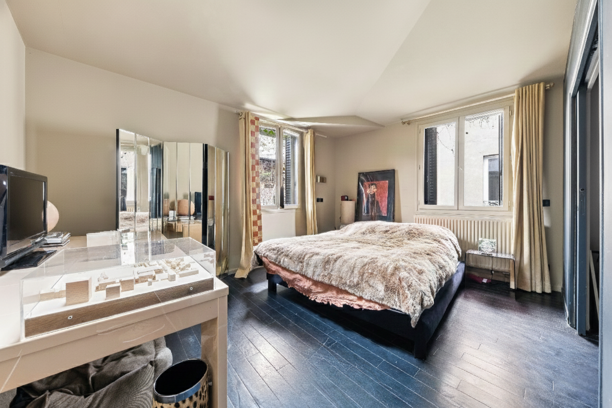 luxury house 5 Rooms for sale on PARIS (75020)