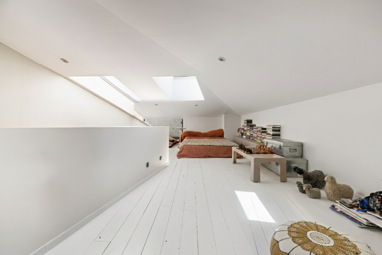 luxury house 5 Rooms for sale on PARIS (75020)