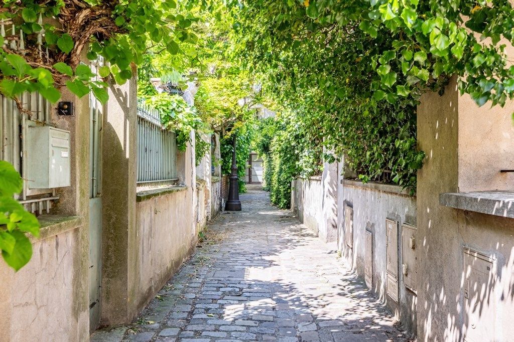 luxury house 5 Rooms for sale on PARIS (75020)