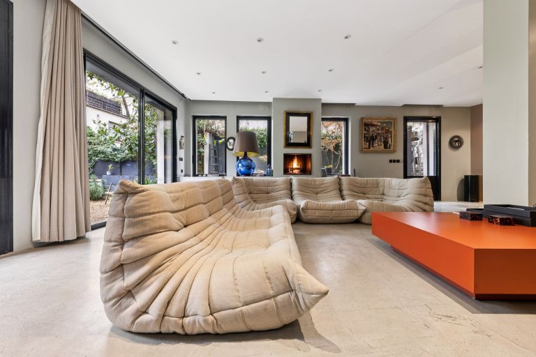 luxury house 5 Rooms for sale on PARIS (75020)