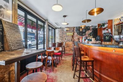 Sale Commercial local Paris 11 158&nbsp;m²