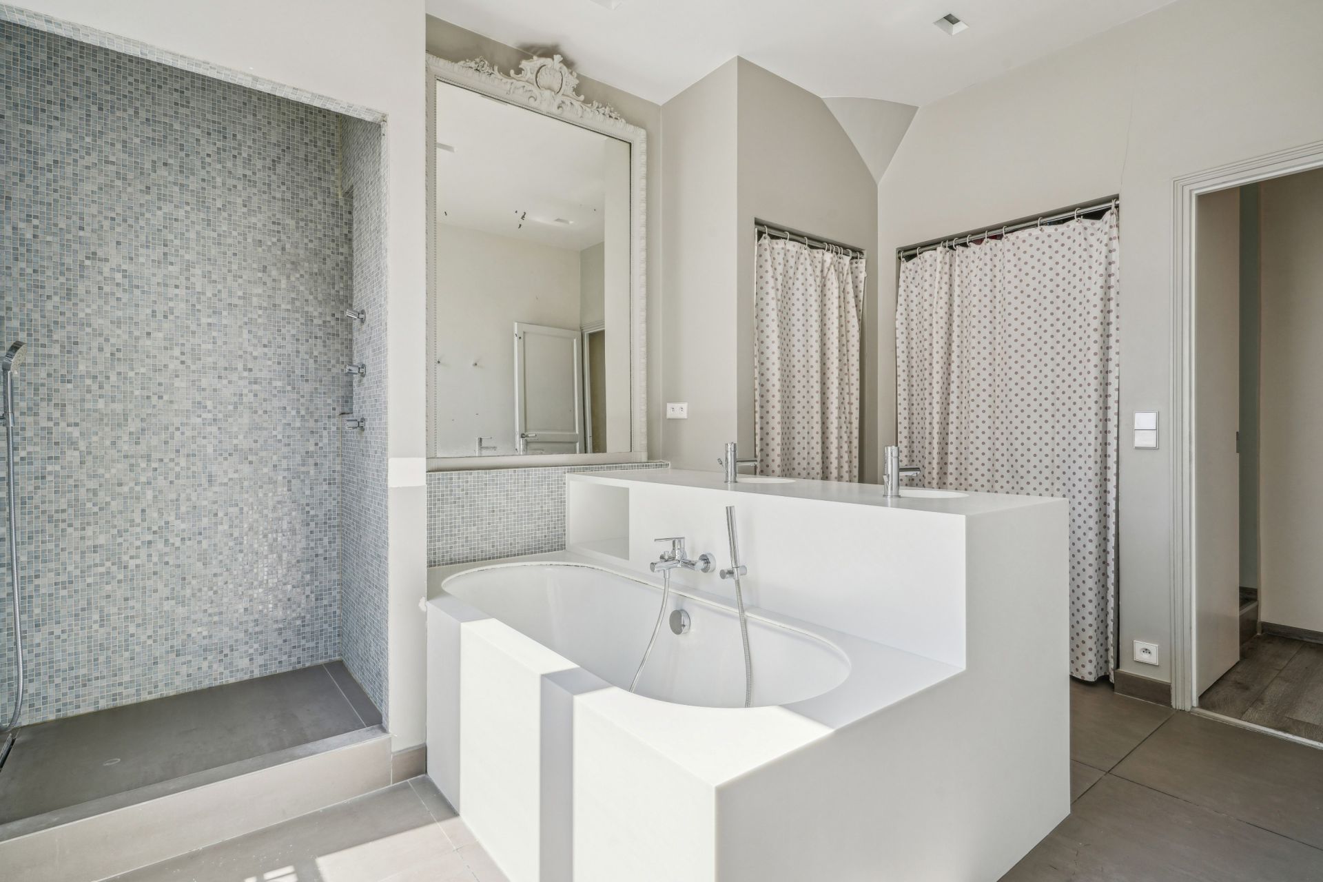 luxury apartment 4 Rooms for sale on PARIS (75017)