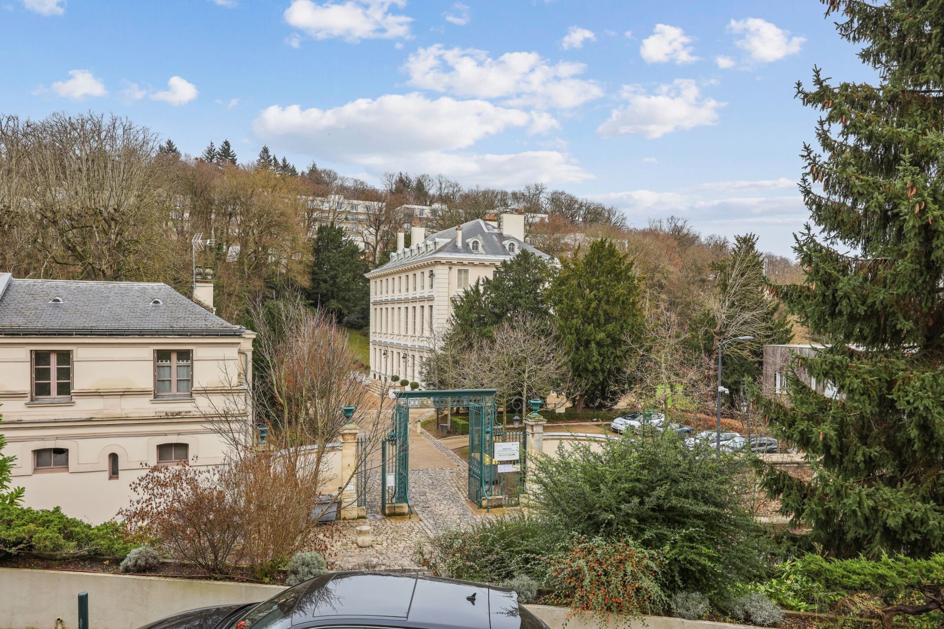 luxury apartment 5 Rooms for sale on VILLE D AVRAY (92410)