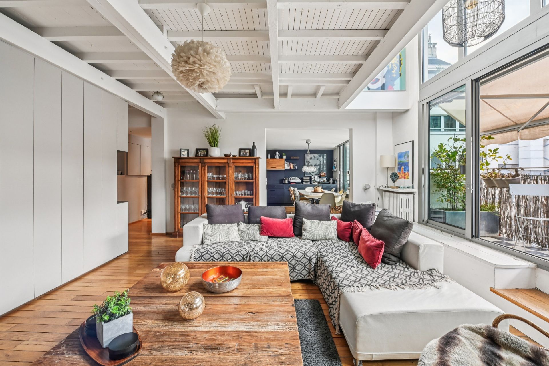 luxury apartment 5 Rooms for sale on PARIS (75116)