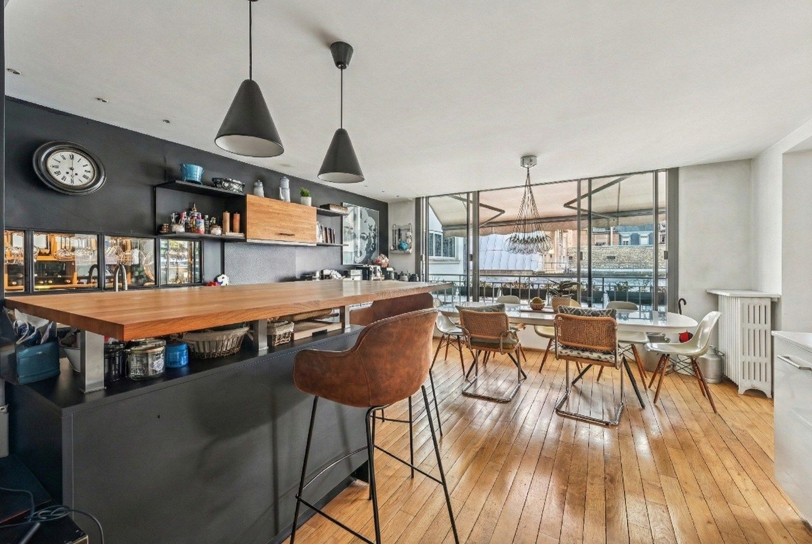 luxury apartment 5 Rooms for sale on PARIS (75116)