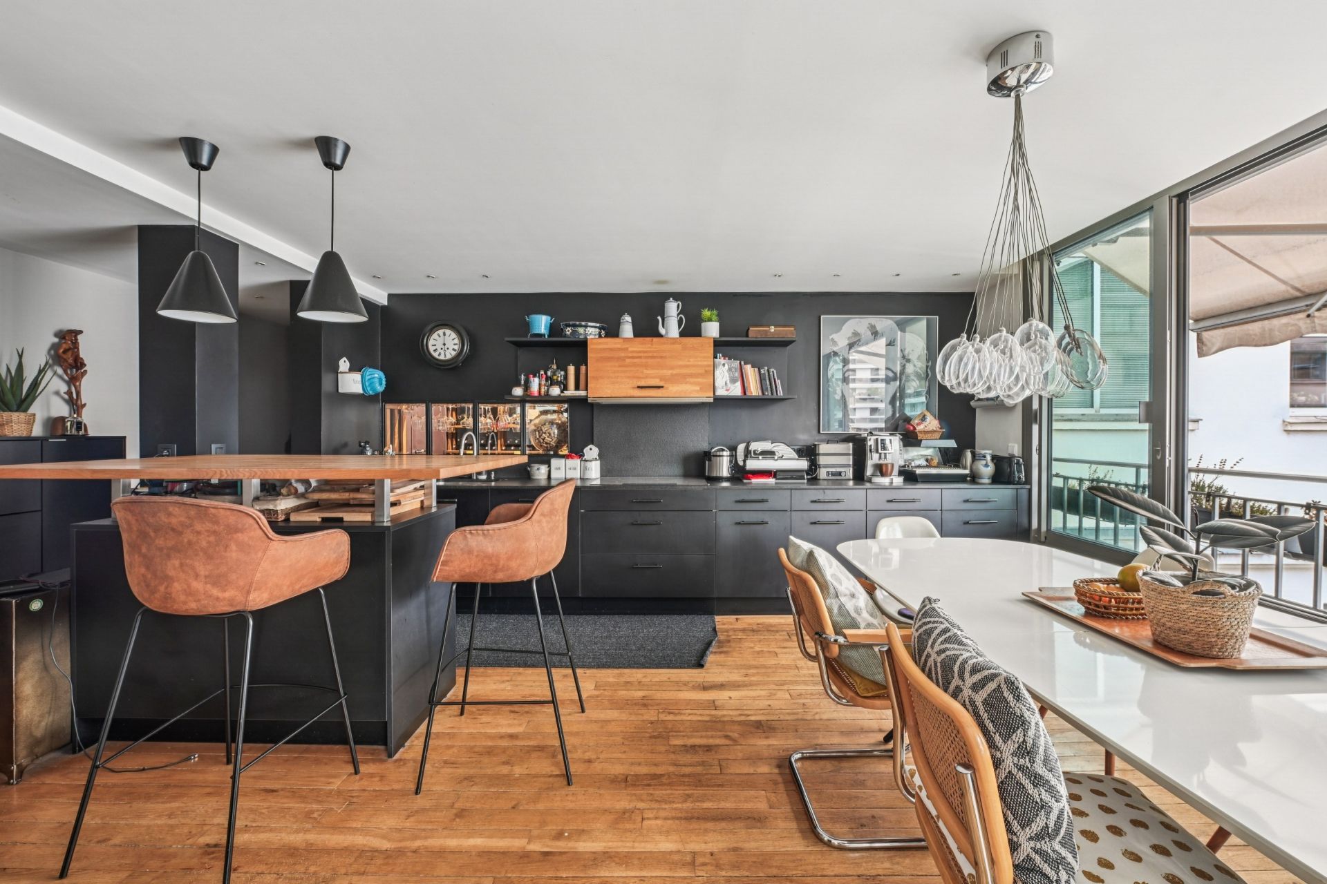 luxury apartment 5 Rooms for sale on PARIS (75116)