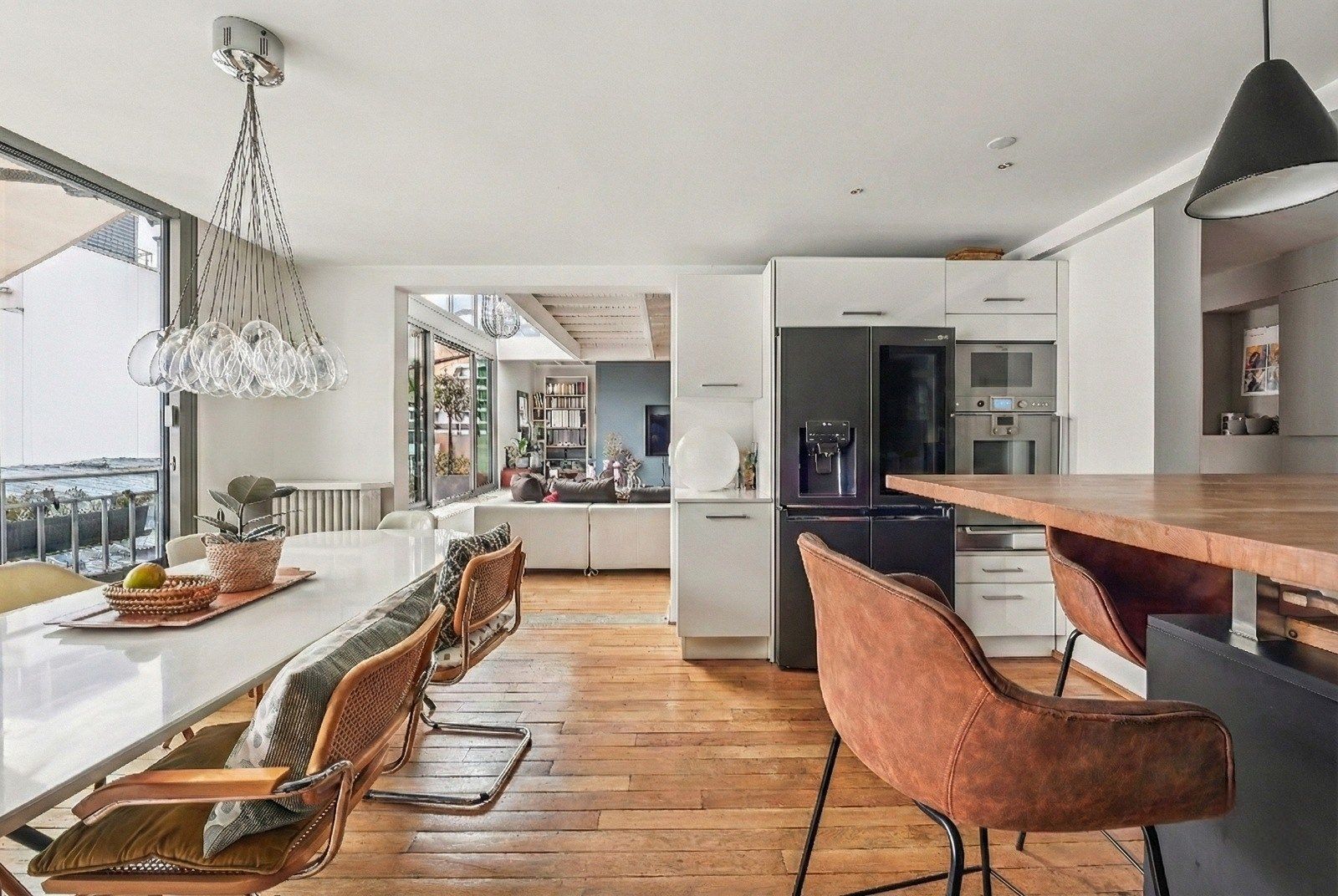 luxury apartment 5 Rooms for sale on PARIS (75116)