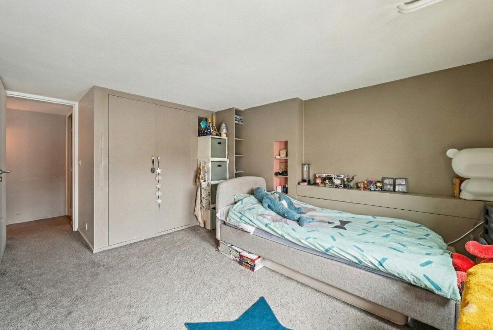 luxury apartment 5 Rooms for sale on PARIS (75116)