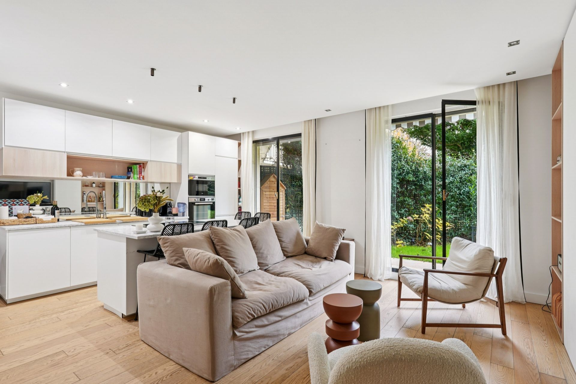 luxury apartment 8 Rooms for sale on NEUILLY SUR SEINE (92200)