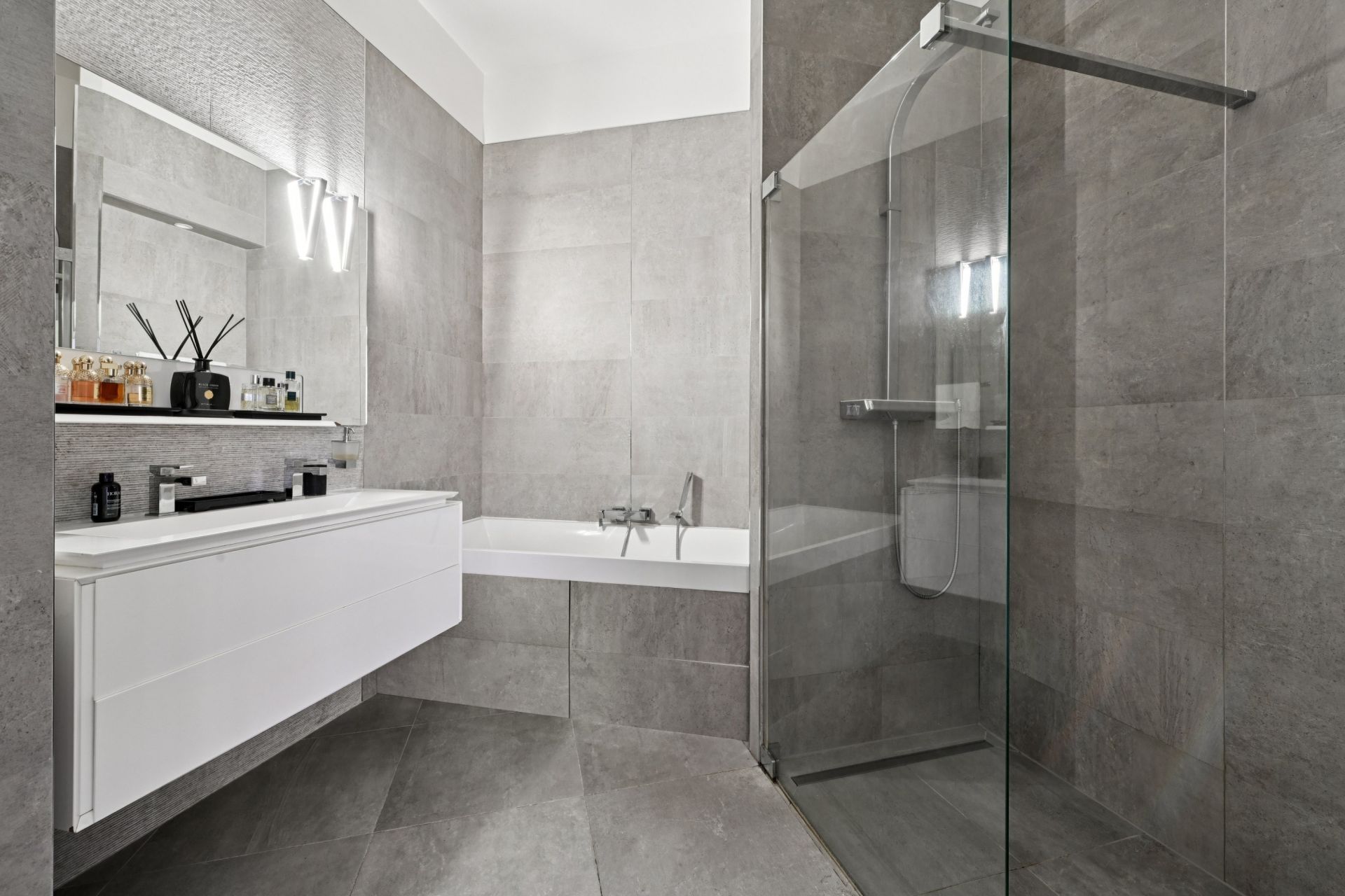 luxury apartment 7 Rooms for sale on PARIS (75016)