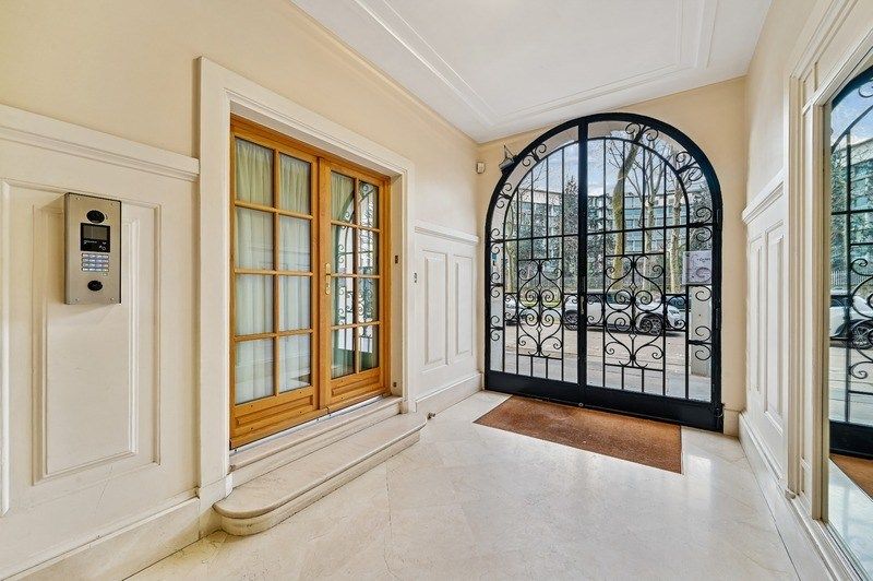 luxury apartment 5 Rooms for sale on PARIS (75007)
