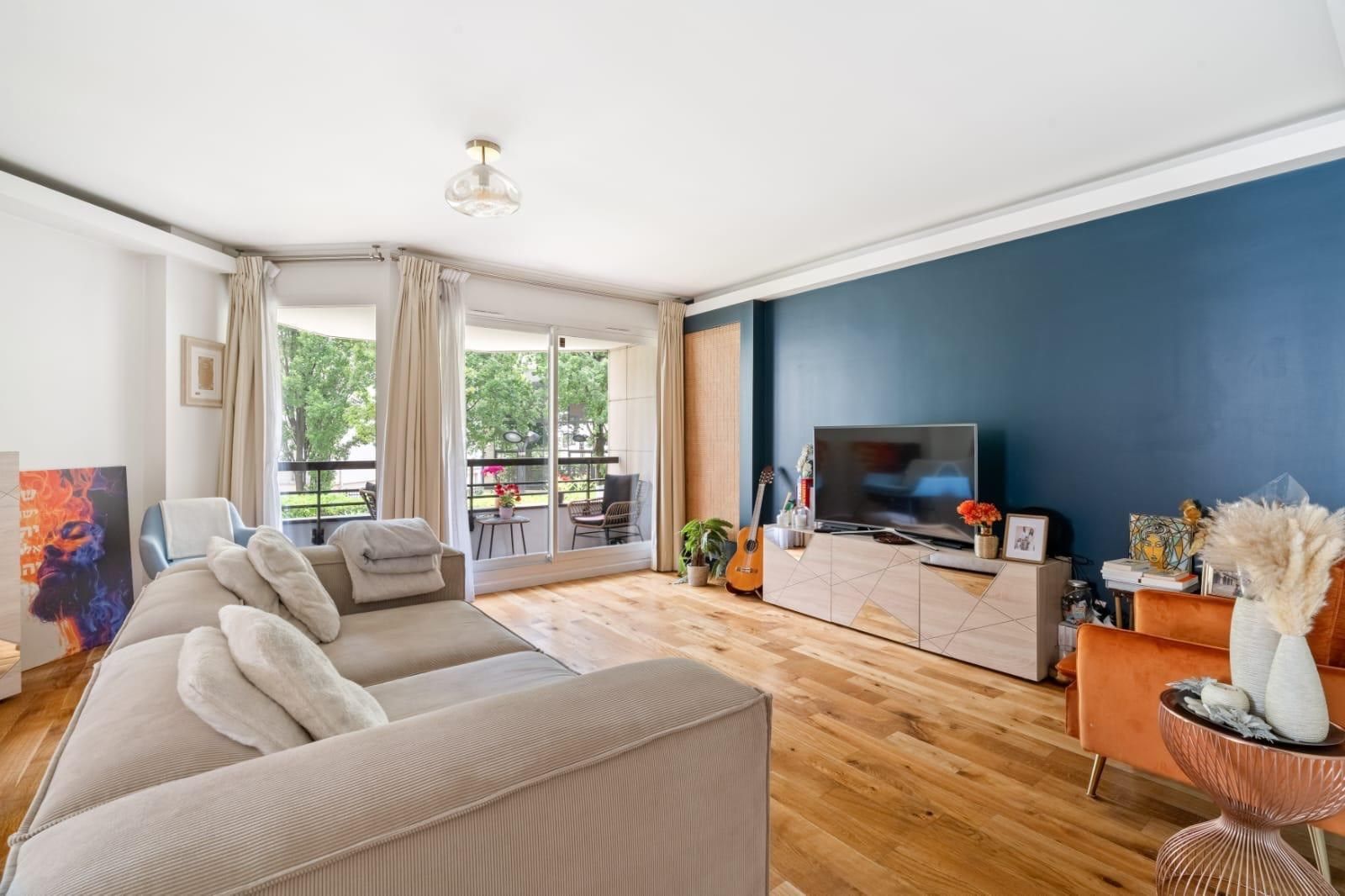 luxury apartment 5 Rooms for sale on LEVALLOIS PERRET (92300)