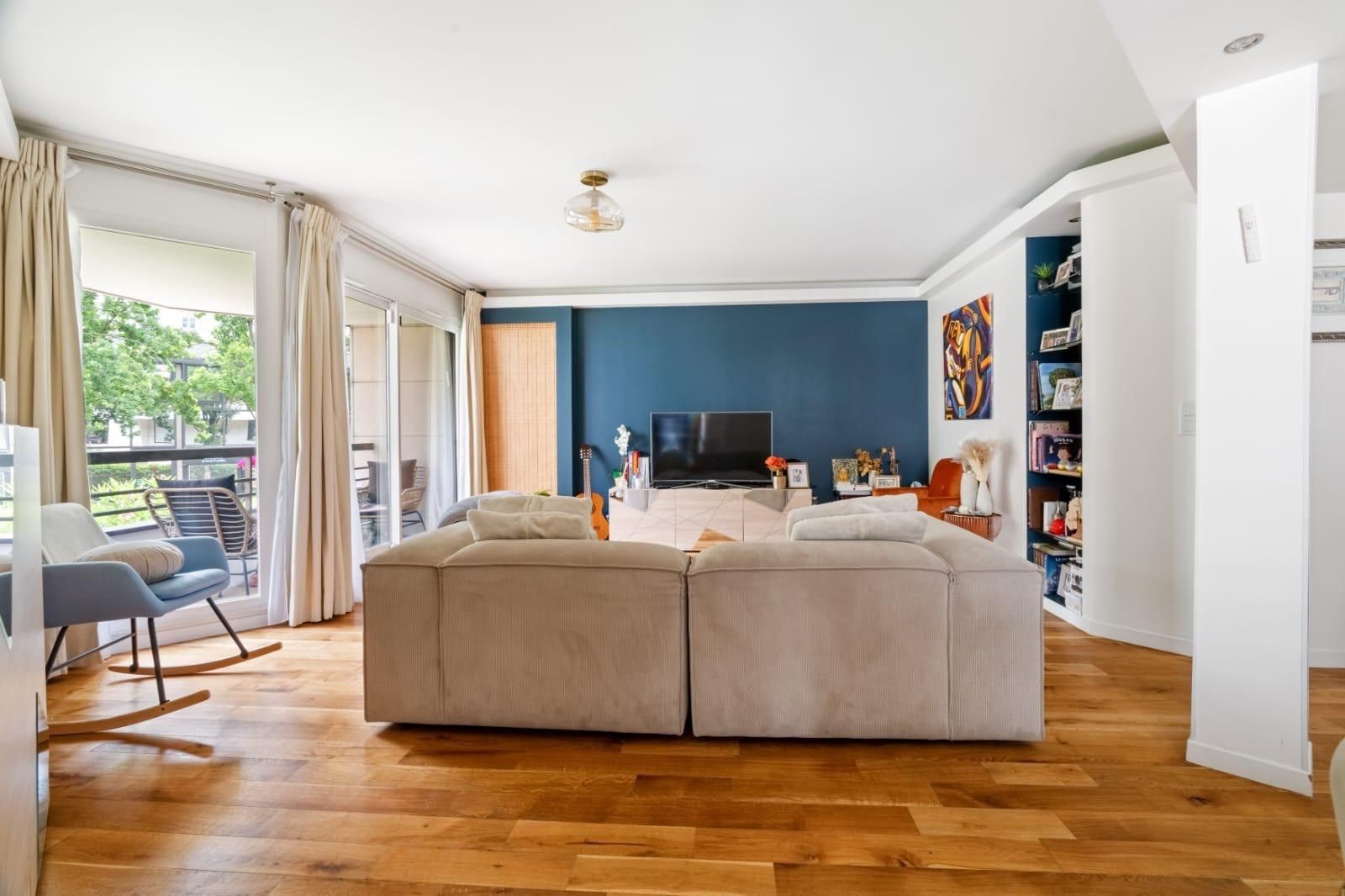 luxury apartment 5 Rooms for sale on LEVALLOIS PERRET (92300)