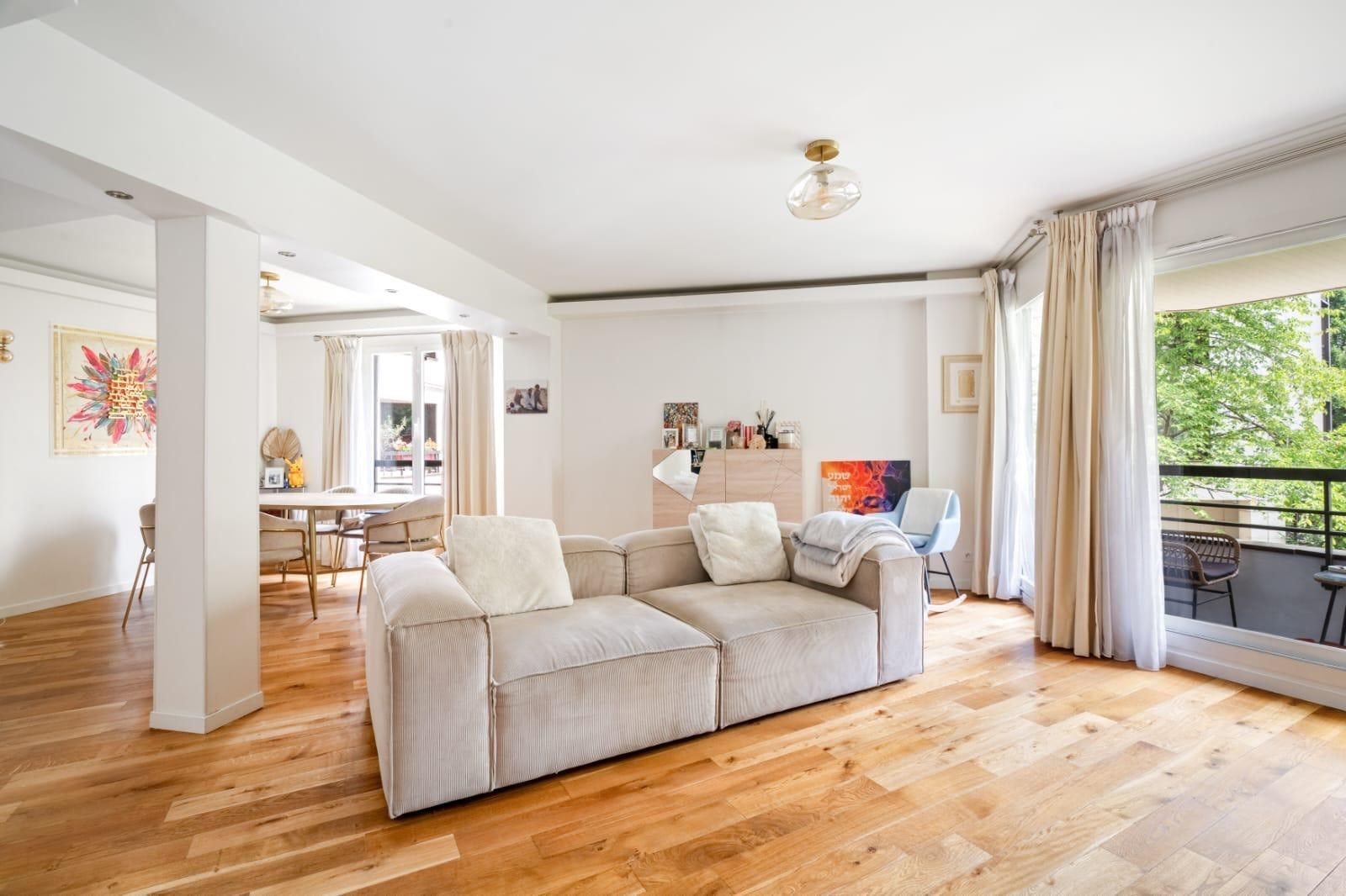 luxury apartment 5 Rooms for sale on LEVALLOIS PERRET (92300)