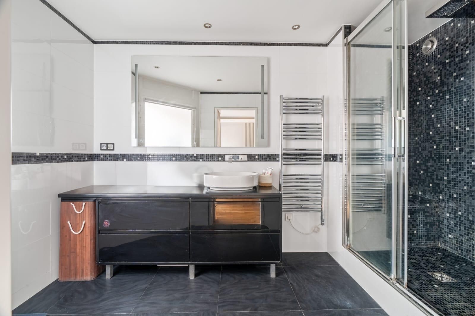 luxury apartment 5 Rooms for sale on LEVALLOIS PERRET (92300)