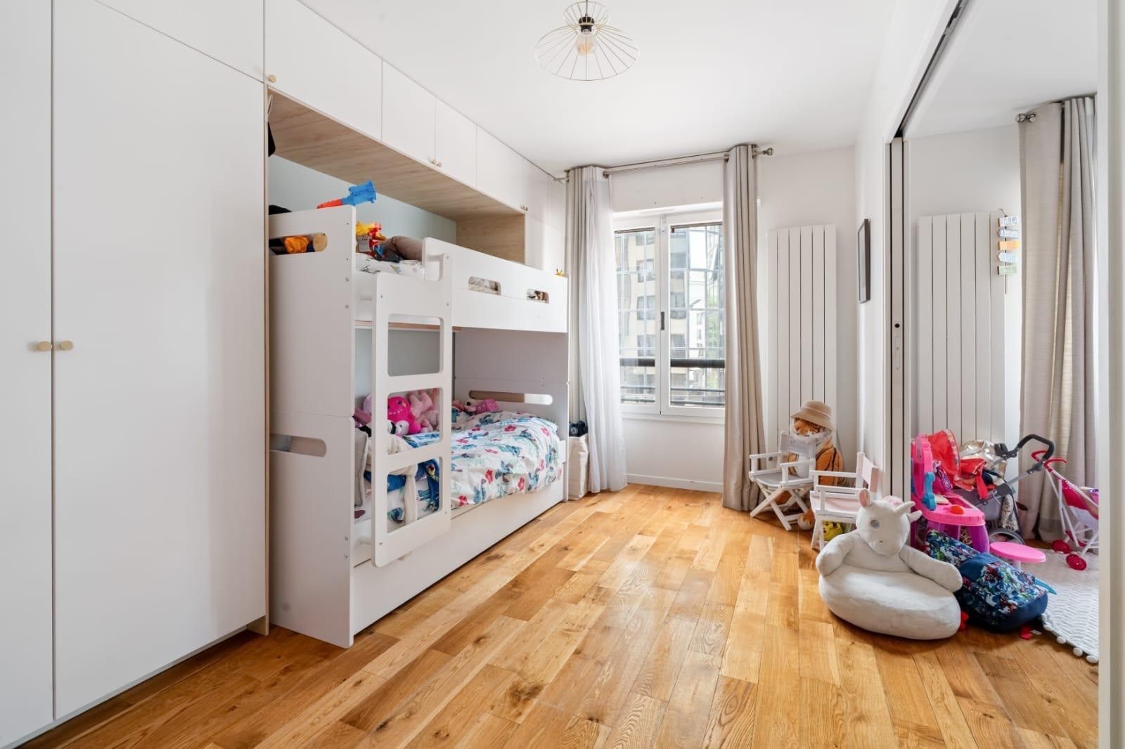 luxury apartment 5 Rooms for sale on LEVALLOIS PERRET (92300)