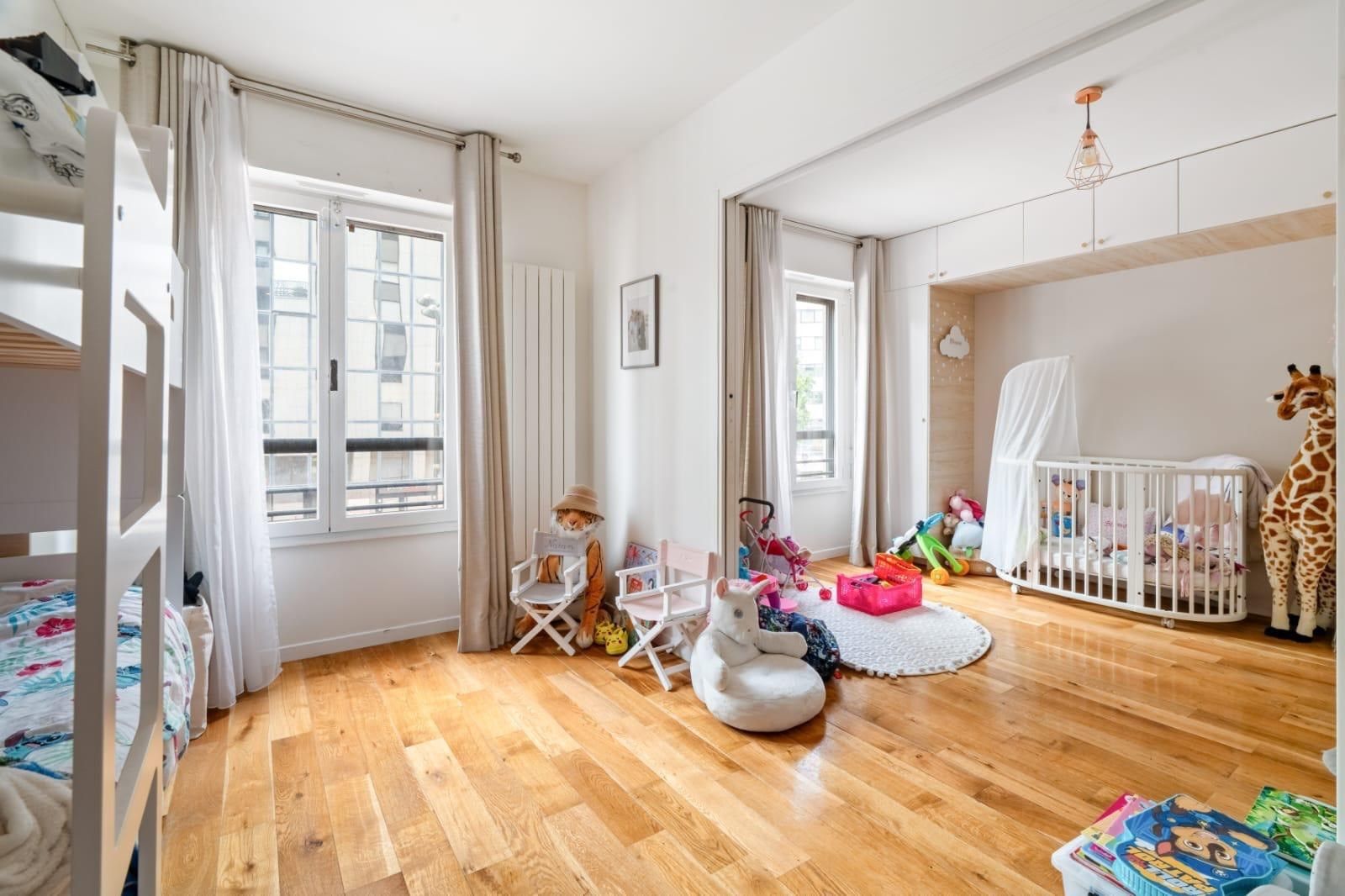 luxury apartment 5 Rooms for sale on LEVALLOIS PERRET (92300)