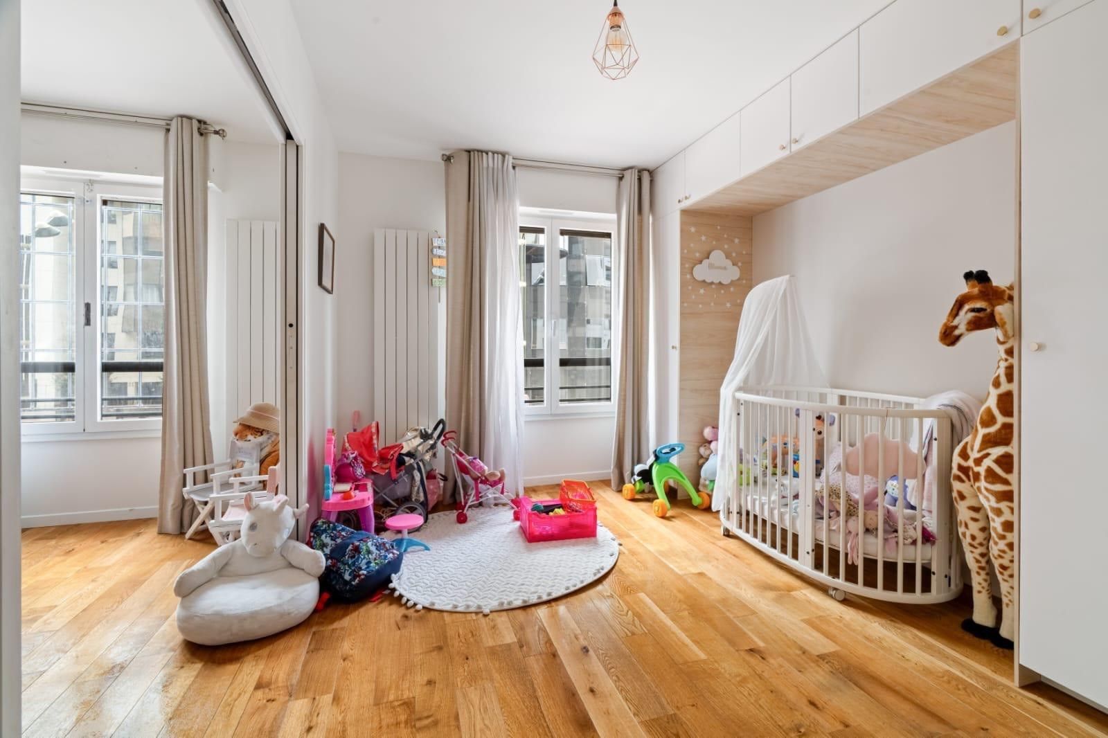 luxury apartment 5 Rooms for sale on LEVALLOIS PERRET (92300)