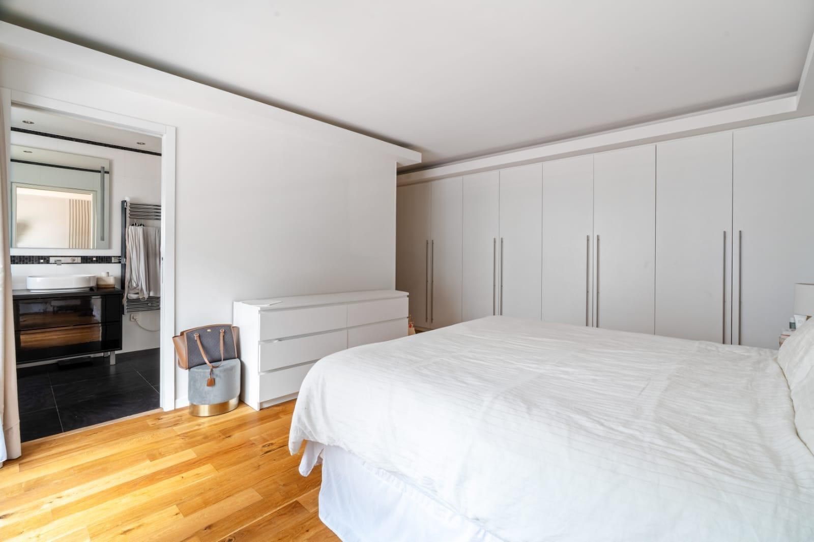 luxury apartment 5 Rooms for sale on LEVALLOIS PERRET (92300)