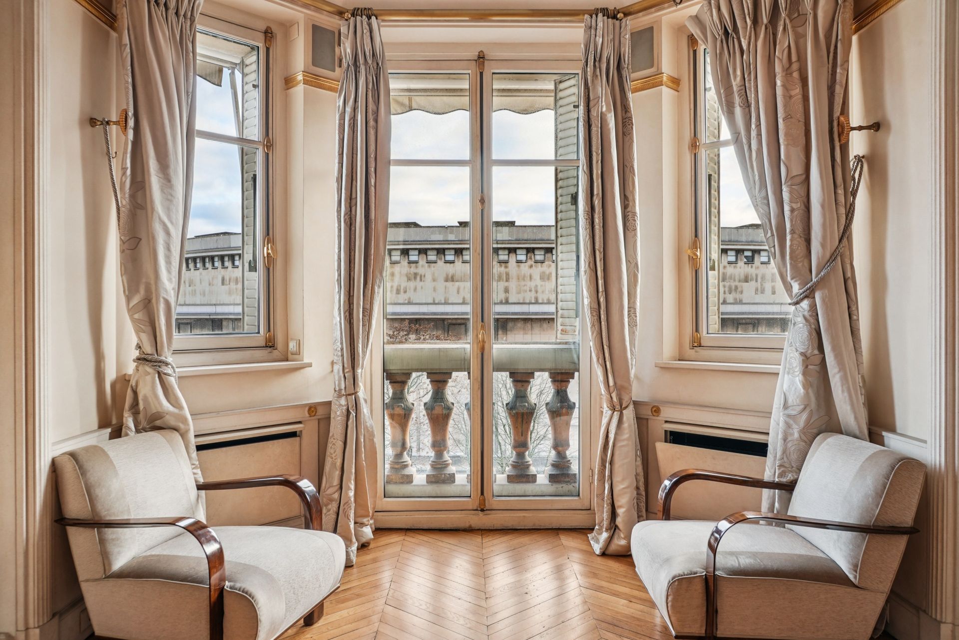 luxury apartment 7 Rooms for sale on PARIS (75116)
