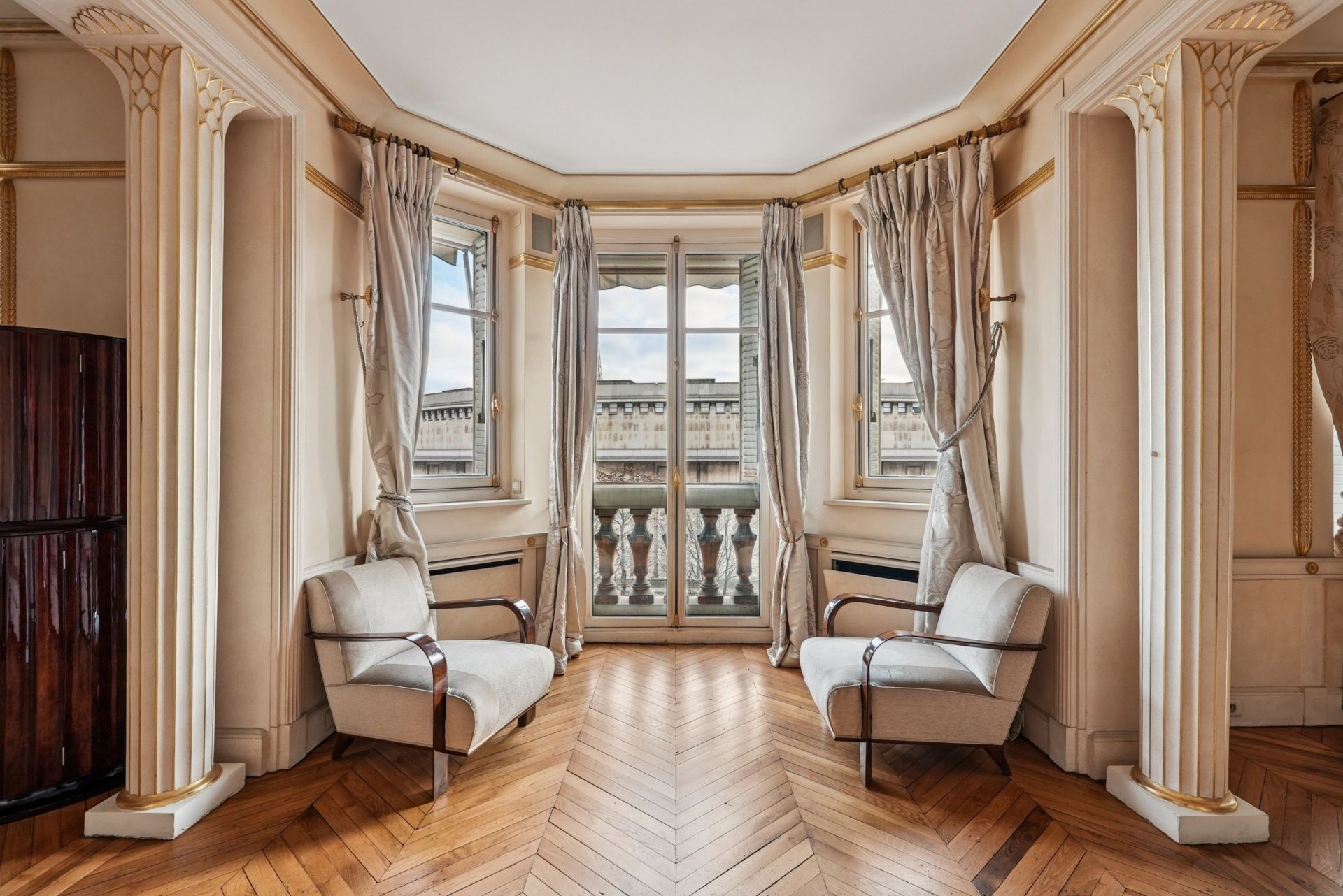 luxury apartment 7 Rooms for sale on PARIS (75116)