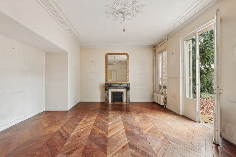 luxury house 9 Rooms for sale on VERSAILLES (78000)