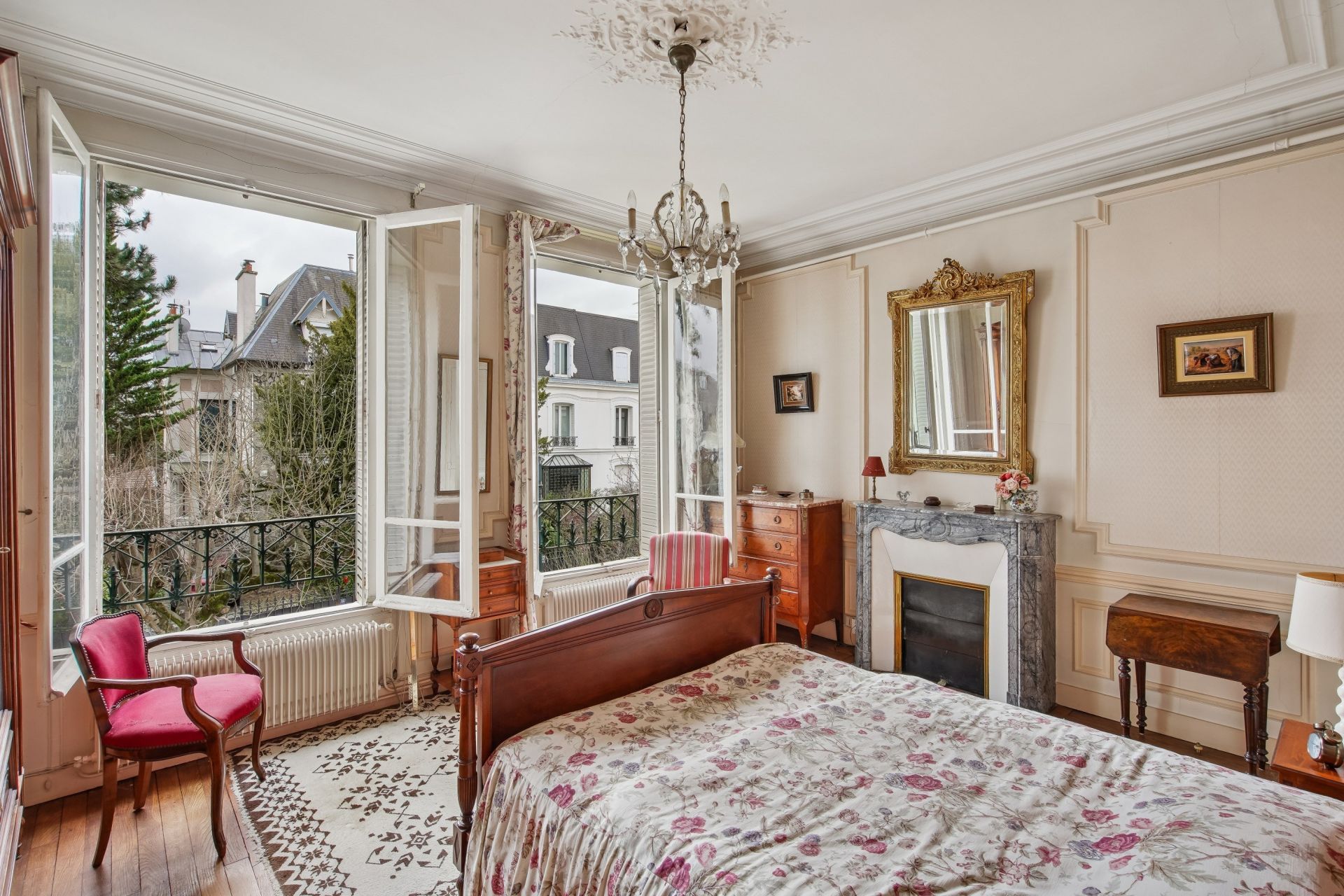 luxury house 10 Rooms for sale on ASNIERES SUR SEINE (92600)